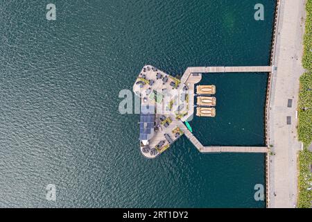 Kopenhagen, Dänemark, 20. August 2021: Blick aus der Vogelperspektive auf Green Island CPH, eine schwimmende Café-Bar im Hafen Stockfoto