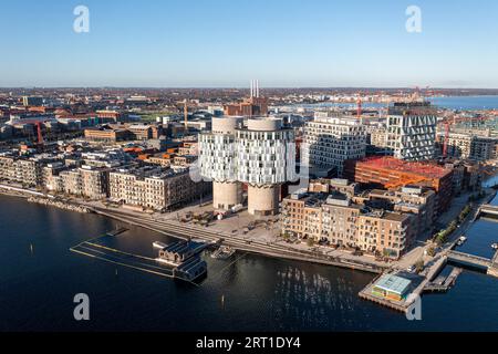 Kopenhagen, Dänemark, 6. Januar 2022: Drone View of the Portland Towers, zwei Silos, die im Bezirk Nordhavn in Bürogebäude umgewandelt wurden Stockfoto