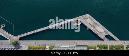 Kopenhagen, Dänemark, 20. August 2021: Drone View of Kalvebod Wave, eine hölzerne Promenade am Hafenufer Stockfoto