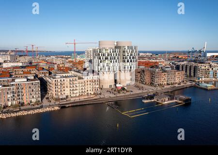 Kopenhagen, Dänemark, 6. Januar 2022: Drone View of the Portland Towers, zwei Silos, die im Bezirk Nordhavn in Bürogebäude umgewandelt wurden Stockfoto