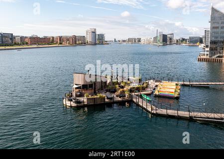 Kopenhagen, Dänemark, 20. August 2021: Blick aus der Vogelperspektive auf Green Island CPH, eine schwimmende Café-Bar im Hafen Stockfoto