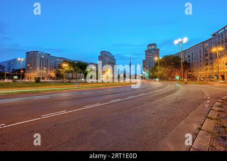 Der Strausberger Platz in Berlin mit dem Fernsehturm in der Abenddämmerung Stockfoto