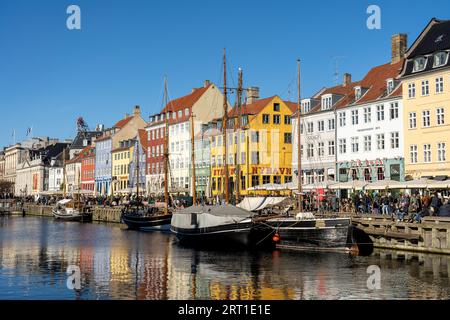 Kopenhagen, Dänemark, 26. Februar 2022: Menschen genießen einen sonnigen Tag in Nyhavn Habor, Europa Stockfoto