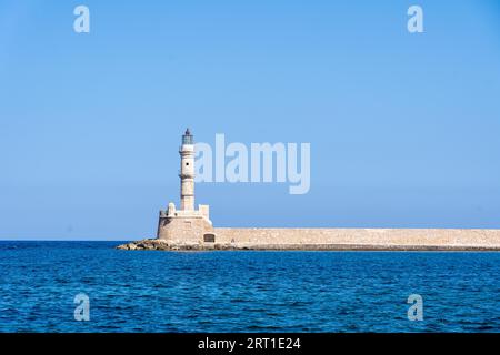 Chania, Griechenland, 22. September 2021: Der historische Leuchtturm im alten Hafen Stockfoto