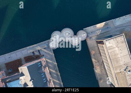 Kopenhagen, Dänemark, 14. Januar 2022: Drone View of the Modern Circle Bridge, eine Fußgängerbrücke im Hafengebiet Stockfoto