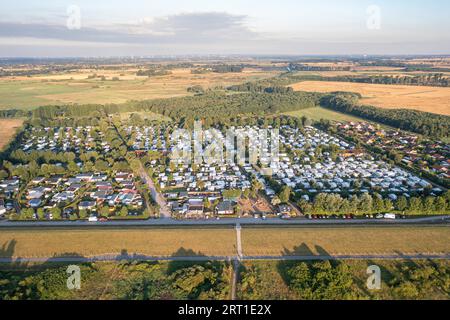 Dahme, Deutschland, 31. Juli 2021: Drone View of Stieglitz Campground at Dahme Beach in Schleswig-Holstein Stockfoto