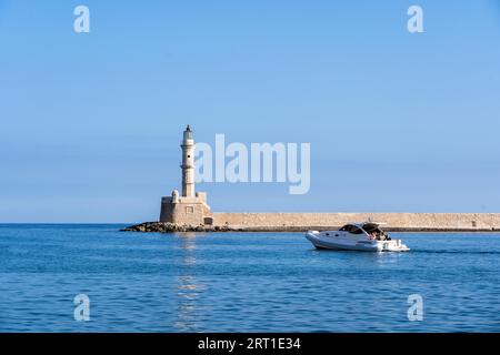 Chania, Griechenland, 22. September 2021: Der historische Leuchtturm im alten Hafen Stockfoto