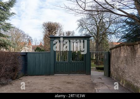 Kopenhagen, Dänemark., 1. März 2022: Eingangstor zum Garrison-Friedhof im Bezirk Osterbro Stockfoto