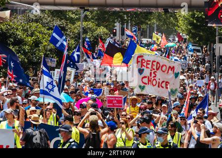 Melbourne, Australien, 18. Dezember 2021: Demonstranten wenden sich am 18. Dezember 2021 in Melbourne, Australien, gegen Impfgesetze und COVID-Vorschriften Stockfoto