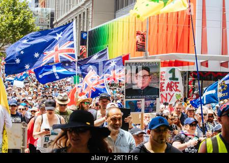 Melbourne, Australien, 18. Dezember 2021: Demonstranten wenden sich am 18. Dezember 2021 in Melbourne, Australien, gegen Impfgesetze und COVID-Vorschriften Stockfoto