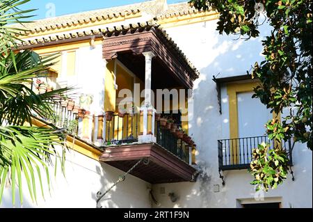 Eine Appartement-Veranda in einem spanischen Palast in Sevilla bei Sonnenaufgang. Stockfoto