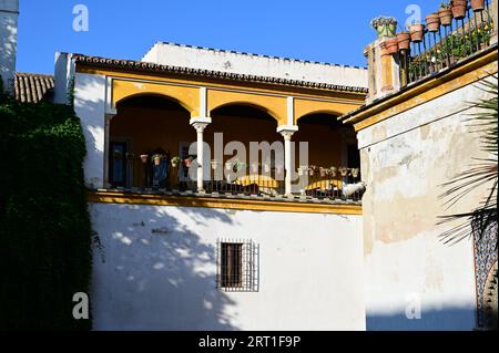 Eine Appartement-Veranda in einem spanischen Palast in Sevilla bei Sonnenaufgang. Stockfoto