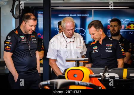 MELBOURNE, AUSTRALIEN, 8. APRIL: Helmut Marko und Christian Horner von Red Bull Racing diskutieren ihr Auto beim Australian Formula 1 Grand Prix 2022 am Stockfoto