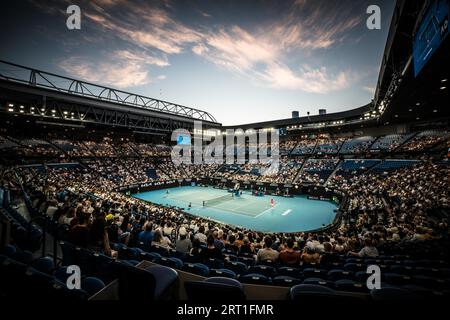 MELBOURNE, AUSTRALIEN, 24. JANUAR: Taylor Fritz aus den USA gegen Stefanos Tsitsipas aus Griechenland am 8. Tag der Australian Open 2022 im Melbourne Park Stockfoto