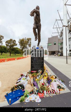 MELBOURNE, AUSTRALIEN, 05. MÄRZ: Die Menschen versammeln sich, um Shane Warne bei seiner Statue im Yarra Park vor dem Melbourne Cricket Ground zu ehren Stockfoto