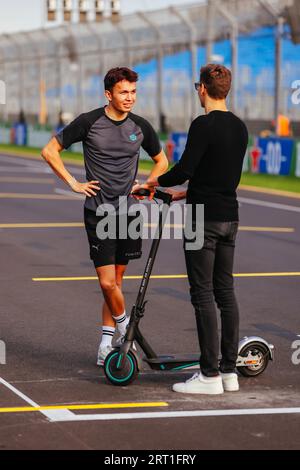 MELBOURNE, AUSTRALIEN, 6. APRIL: George Russell vom Mercedes-AMG Petronas F1 Team und Alexander Albon von Williams Racing bei der australischen Formel 2022 Stockfoto