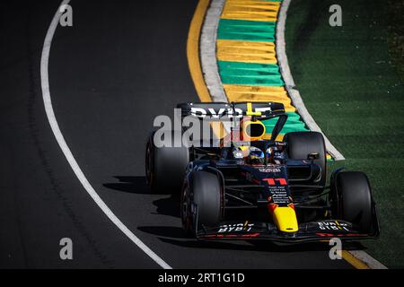 MELBOURNE, AUSTRALIEN, 8. APRIL: Sergio Perez aus Mexiko fährt die Nummer 11 Oracle Red Bull Racing RB18 während des Trainings beim Australian Grand 2022 Stockfoto