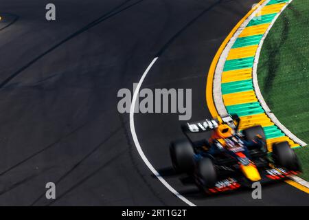 MELBOURNE, AUSTRALIEN, 8. APRIL: Max Verstappen von Red Bull Racing trifft im 1. Training beim Großen Preis von Australien in der Formel 1 am 8. APRIL 2022 auf die Rennstrecke Stockfoto