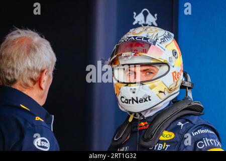 MELBOURNE, AUSTRALIEN, 8. APRIL: Helmut Marko und Max Verstappen von Red Bull Racing vor dem ersten Training beim Australian Formula 1 Grand Prix 2022 Stockfoto