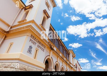 Beechworth, Australien, 30. Dezember 2021: Das historische Stadtzentrum von Beechworth an einem warmen Sommertag in Victoria, Australien Stockfoto