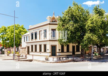 Beechworth, Australien, 30. Dezember 2021: Das historische Stadtzentrum von Beechworth an einem warmen Sommertag in Victoria, Australien Stockfoto