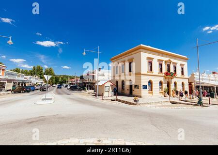 Beechworth, Australien, 30. Dezember 2021: Das historische Stadtzentrum von Beechworth an einem warmen Sommertag in Victoria, Australien Stockfoto