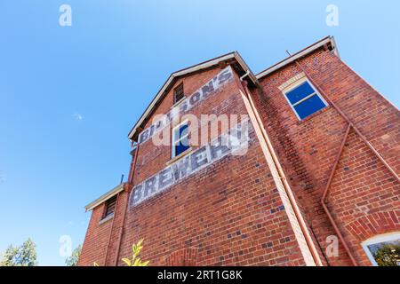 Beechworth, Australien, 30. Dezember 2021: Billson's Brewery im historischen Stadtzentrum von Beechworth an einem warmen Sommertag in Victoria, Australien Stockfoto