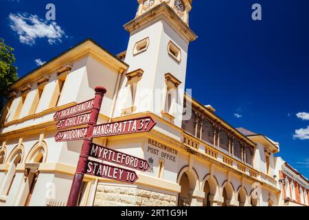 Beechworth, Australien, 30. Dezember 2021: Das historische Stadtzentrum von Beechworth an einem warmen Sommertag in Victoria, Australien Stockfoto