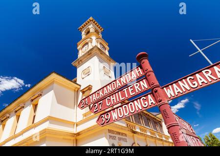 Beechworth, Australien, 30. Dezember 2021: Das historische Stadtzentrum von Beechworth an einem warmen Sommertag in Victoria, Australien Stockfoto