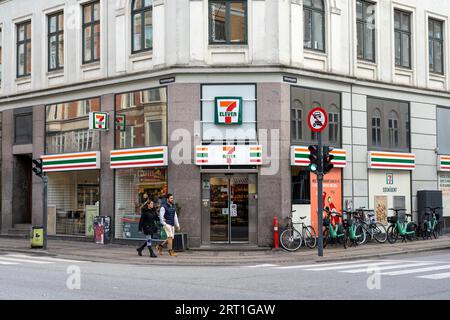 Kopenhagen, Dänemark, 16. Oktober 2022: Menschen, die an einem Seven-Eleven-Geschäft auf der Vesterbrogade im Vesterbro-Viertel vorbeigehen Stockfoto