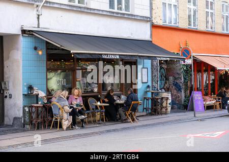 16. Oktober 2022, Kopenhagen, Dänemark: Menschen sitzen in einem Café auf Vaernedamsvej im Vesterbro-Viertel Stockfoto