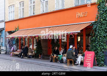 16. Oktober 2022, Kopenhagen, Dänemark: Menschen sitzen in einem Café auf Vaernedamsvej im Vesterbro-Viertel Stockfoto