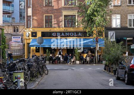 16. Oktober 2022, Kopenhagen, Dänemark: Menschen sitzen in einem Café auf Vaernedamsvej im Vesterbro-Viertel Stockfoto