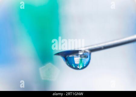 Makrobild COVID-Impfstoff, ein Tropfen Moderna-Impfstoff hängt an einer Impfnadel Stockfoto