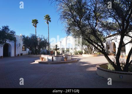 Innerhalb der ummauerten Anlage der San Xavier del Bac Mission im San Xavier Reservat, Teil der Tohono O’odham Nation, in der Nähe von Tucson Arizona Stockfoto