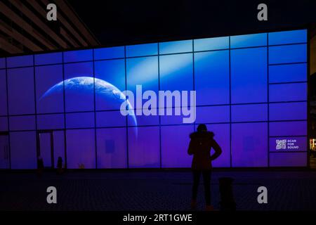 Kunst-Event Erlebnis (Welt) Raum in der Prager Straße mit VR-Künstler Max Salomon. Anlässlich des 50. Jahrestages der Apollo-Mission wurde eine 3D-spect durchgeführt Stockfoto