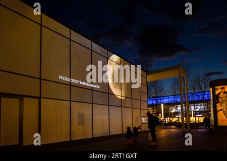 Kunst-Event Erlebnis (Welt) Raum in der Prager Straße mit VR-Künstler Max Salomon. Anlässlich des 50. Jahrestages der Apollo-Mission wurde ein 3 Stockfoto