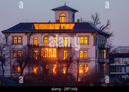 Die untergehende Sonne, deren Himmel durch den Sahara-Staub besonders rot gefärbt ist, spiegelt sich in den Fenstern der Villa Elysium an der Bautzner Straße wider Stockfoto