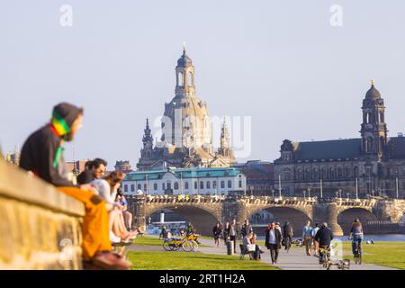 Am Elbufer in Neustadt Blick auf Dresdens Altstadt Stockfoto