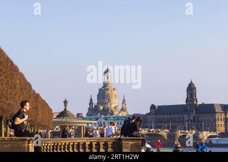 Am Elbufer in Neustadt Blick auf Dresdens Altstadt Stockfoto