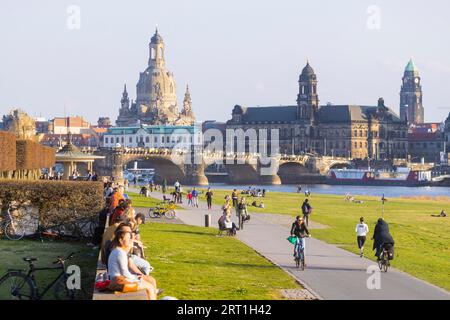 Am Elbufer in Neustadt Blick auf Dresdens Altstadt Stockfoto