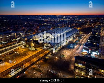Hauptbahnhof am Wiener Platz. Der Neubau ist abgeschlossen, das Membrandach des Hauptbahnhofs muss zwischenzeitlich erneuert werden Stockfoto