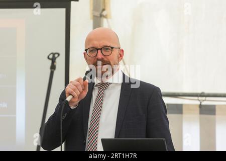 Nach nur vier Monaten Bauzeit zieht das Hightech-Startup Herone in eine neue Produktionshalle am 24 7 Nordpark Dresden um und treibt voran Stockfoto