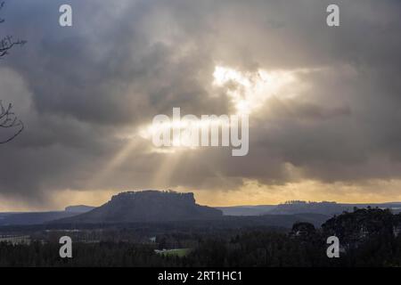 Der Lilienstein Tafelberg im Winter Stockfoto