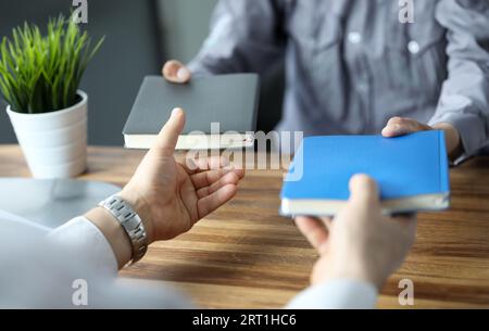 Zwei Geschäftsleute Austausch mit Notebooks im Büro Arbeitsplatz Stockfoto