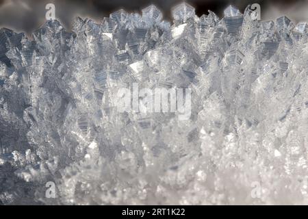 Makrobild von kristallklaren Eiskristallen. Seitenansicht Stockfoto