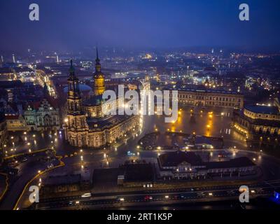 Nebel und Dunst über Dresdens Altstadt an einem Dezemberabend Stockfoto