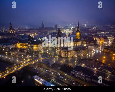 Nebel und Dunst über Dresdens Altstadt an einem Dezemberabend Stockfoto