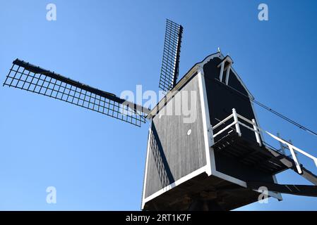 Mühle I ist eine der drei Wallmühlen auf den Festungsmauern der Stadt Heusden; Rückansicht der schwarzen Holzmühle, zwei sichtbare Segel Stockfoto