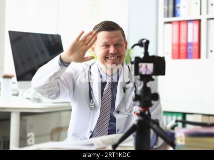 Freudige männlicher Arzt Stockfoto